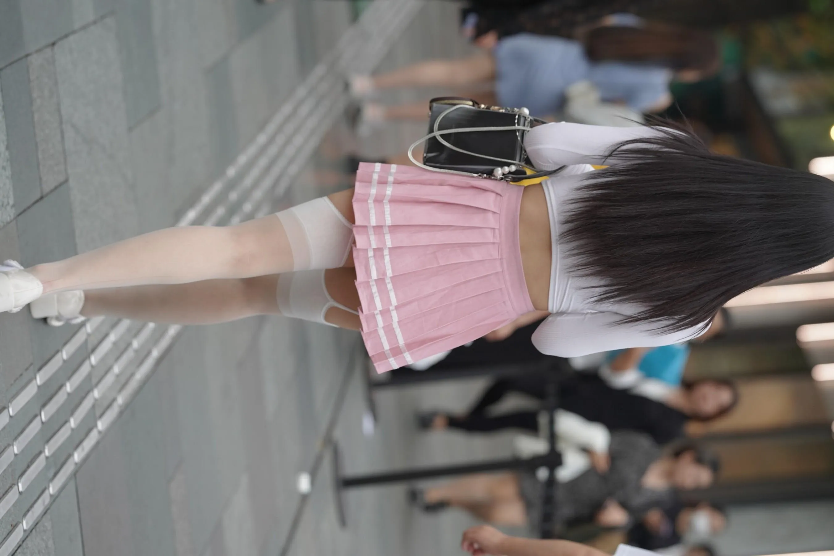 魔镜街拍 NO.161 街拍白丝吊带袜美女 [109P]插图5